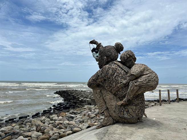 「台江阿嬷」提着油灯被形容好像在帮颱风指引方向。（台南市文化局提供／曹婷婷台南传真）