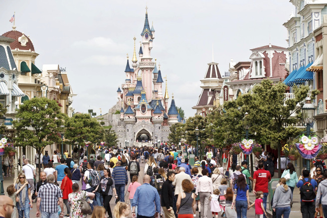 加拿大男子赛拉亚（Mario Zelaya）带一家四口赴巴黎迪士尼游玩，门票费就花了约新台币3万8000元，让他痛批迪士尼抢钱。图为巴黎迪士尼资料照。（资料照／美联社）