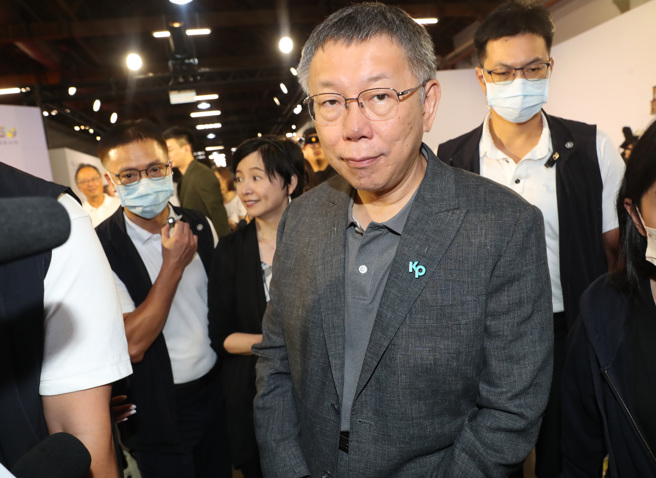 台湾民眾党主席柯文哲3日参观TVBS 30「连接世界，奋起台湾」互动特展，在媒体的簇拥下，并未回应任何问题。 （郑任南摄） 