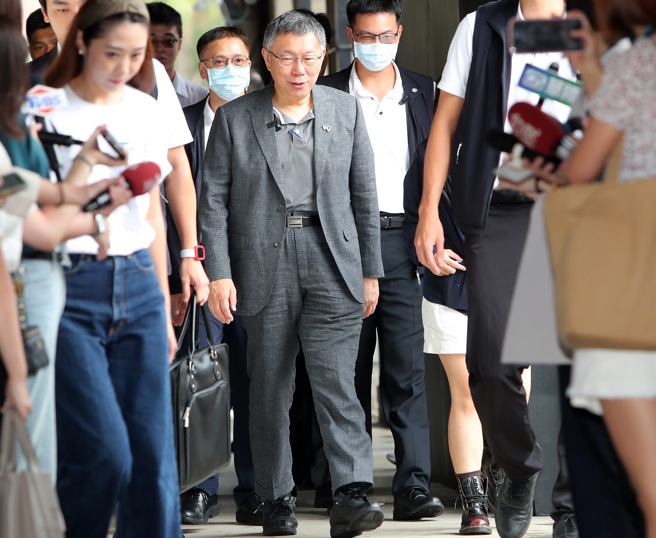 台湾民眾党主席柯文哲3日参观TVBS 30「连接世界，奋起台湾」互动特展，在媒体的簇拥下，并未回应任何问题。 （郑任南摄） 