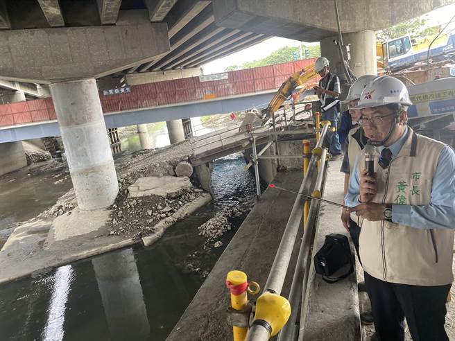 颱風襲台前，台南市長黃偉哲視察仁德區萬代橋改建工程。（曹婷婷攝）