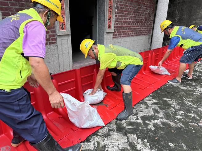 仁德區二行里備妥擋水板防範淹水。（曹婷婷攝）