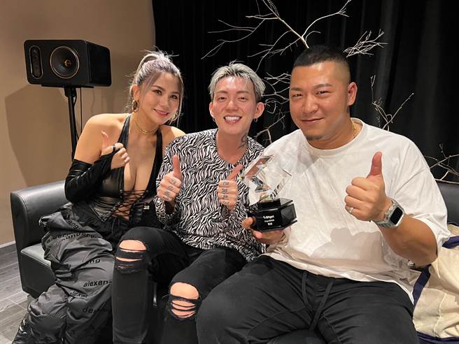 蕾菈（左起）、DJ汤宇、草爷3人好交情，成为草爷低潮时的贴心鼓励。（红心字会提供）