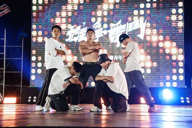 「2023雄争舞斗国际街舞大赛」2日在高雄流行音乐中心海音馆热闹登场，高市府青年局创全国之首，以演唱会规格举办街舞大赛，获得参赛者、观眾一致好评。（高市府青年局提供／洪浩轩高雄传真）