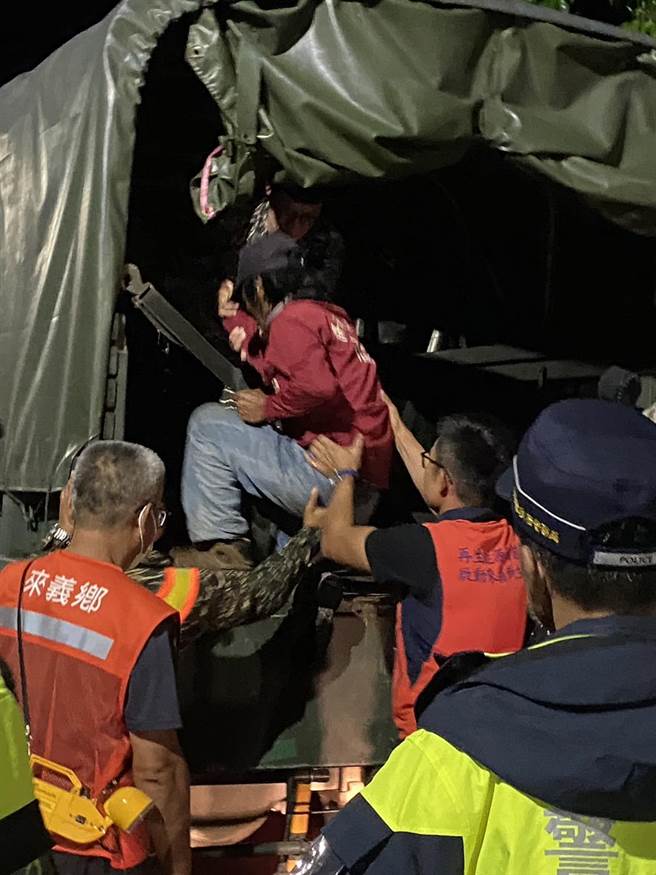 屏东县灾害应变中心已针对枋寮、雾台、来义、牡丹等4乡执行预防性撤离，截至午间12时，共撤离144人，收容的则有11人。（来义乡公所提供／谢佳潾屏东传真）