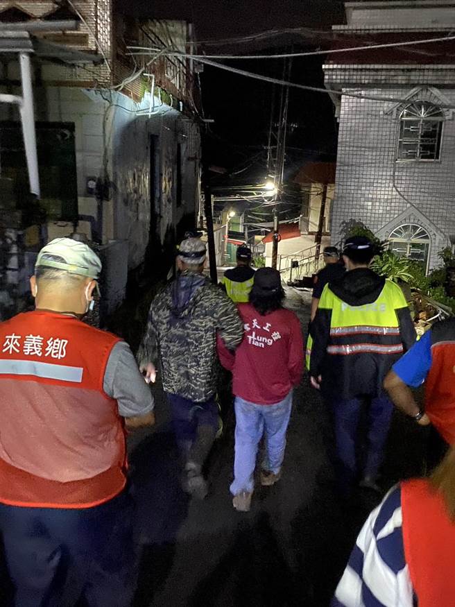 屏东县灾害应变中心已针对枋寮、雾台、来义、牡丹等4乡执行预防性撤离，截至午间12时，共撤离144人，收容的则有11人。（来义乡公所提供／谢佳潾屏东传真）