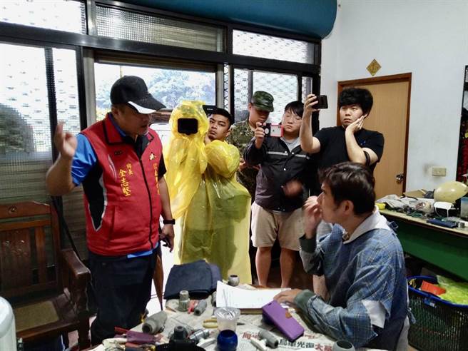 南投县信义乡长全志坚亲自率队，对滞留神木村、同富村及东埔村农民实施强制撤离。（信义乡公所提供／杨静茹南投传真）