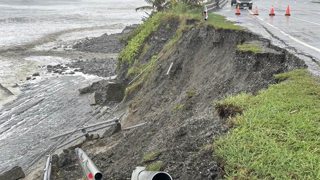 因颱风长浪台11线90公里处护栏冲刷流失现况。（读者提供／蔡旻妤台东传真）