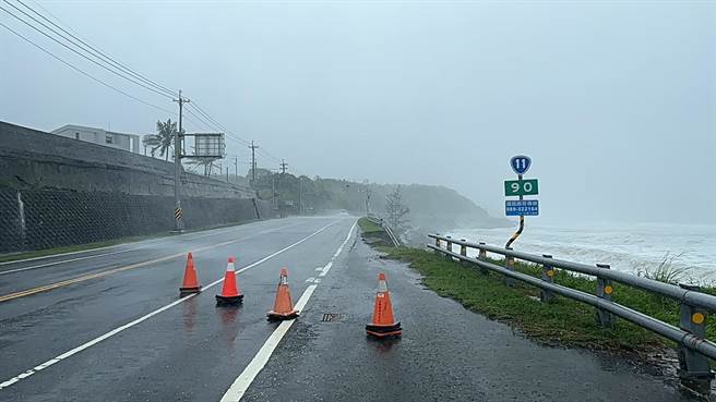 因颱风长浪台11线90公里处护栏冲刷流失现况。（读者提供／蔡旻妤台东传真）