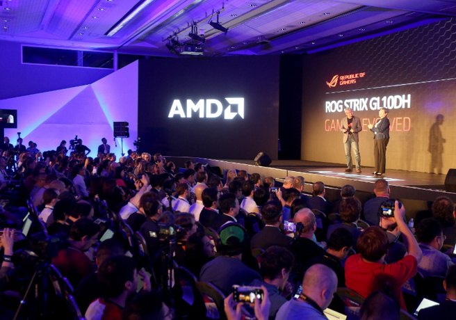 54年歷史的美國晶片大廠AMD，曾一度跌入深谷，蘇姿丰（舞台右）2014年接任CEO後，帶領AMD來到顛峰。（圖/遠見提供）