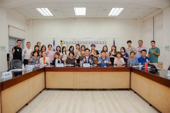 為了解第一線幼教工作者經營困境，立委邱臣遠日前舉辦「中和區幼教現況探討與未來方向提案」座談會。（邱臣遠服務處提供）