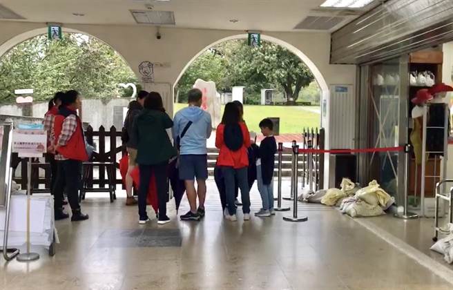 中颱海葵暴风圈已经触南投县，清境农场劝导游客看完绵羊秀要儘速下山。（清境农场提供／杨静茹南投传真）