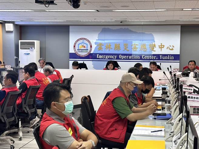 雲林縣府海葵颱風應變中心研判颱風5日才可能遠離，責成請民政處、社會處與各鄉鎮市公所密切保持聯繫，必要時強制疏散撤離並安置。（周麗蘭攝）