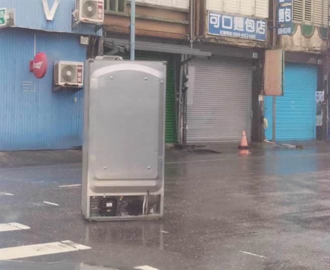 颱风海葵为台东带来强风及雨势，台东锺姓民眾今天在脸书贴出冰箱照片求认领。（民眾提供／蔡旻妤台东传真）