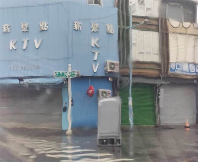 颱风海葵为台东带来强风及雨势，台东锺姓民眾今天在脸书贴出冰箱照片求认领。（民眾提供／蔡旻妤台东传真）