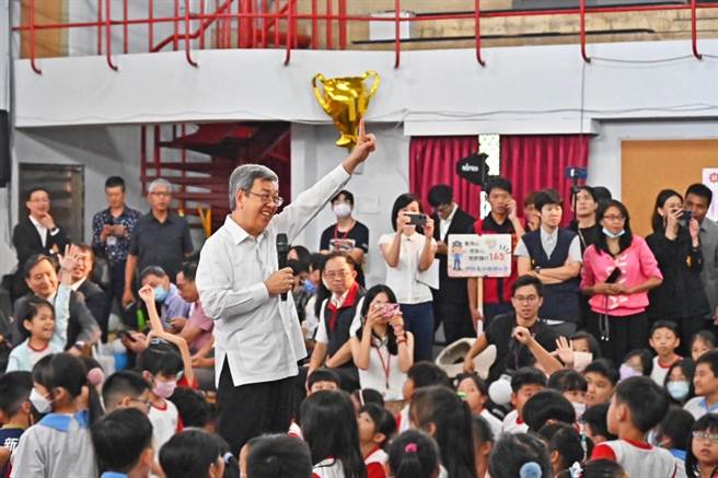 行政院院长陈建仁8月31日亲赴大同区日新国小宣导防诈3Ｃ。（大同警分局提供）