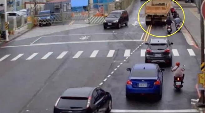 桃园市八德区介寿路往桃园方向，由于道路缩减成1车道，今早发生曳引车与女骑士发生碰撞，女骑士遭辗毙死亡。（桃园市八德警分局提供／陈梦茹桃园传真）