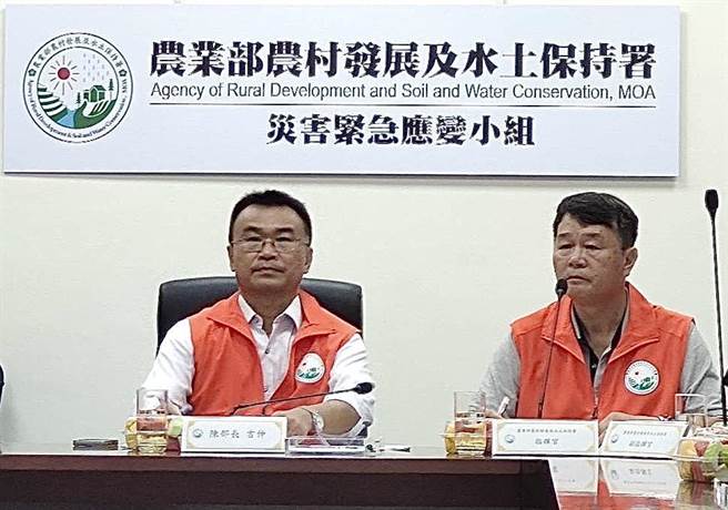 農業部長陳吉仲在南投縣中興新村視察，面對徐巧芯質疑進口雞蛋氯黴素超標「謀財又害命」，他會後親自說明。（民眾提供／楊靜茹南投傳真）