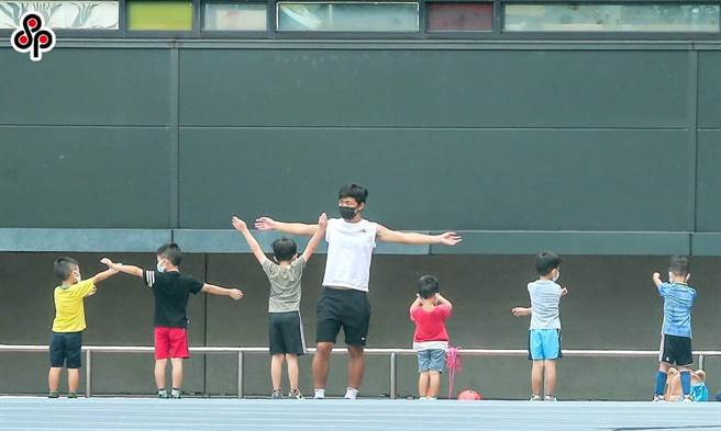 台北田径暖身场先前因应新冠疫情，原营业至晚间11时，缩减至晚间10时。（本报资料照片）