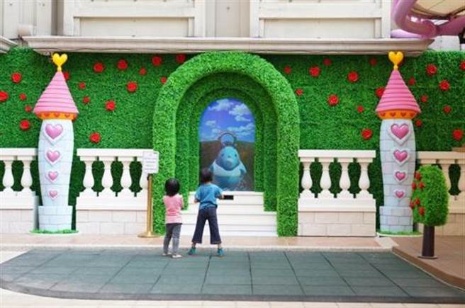 义大天悦饭店深受亲子游客喜爱，有不少游乐设施供小朋友玩乐，图为「童趣乐花园」的智能互动墙。（义大皇家酒店提供）