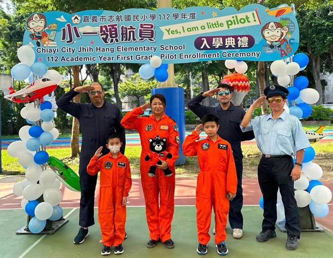 嘉义市志航国小目前全校仍有37名军人子弟，九三军人节这周，志航国小学生们以特别的方式向他们的军人父母致敬。（嘉义市政府提供/吕妍庭嘉义传真）