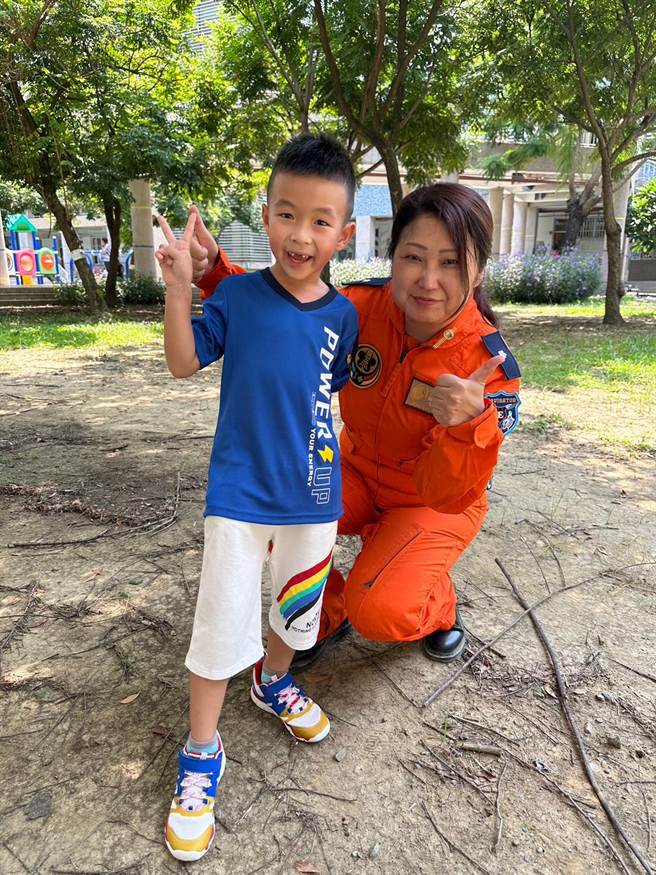 九三军人节这周，志航国小学生们以特别的方式向他们的军人父母致敬。（嘉义市政府提供/吕妍庭嘉义传真）