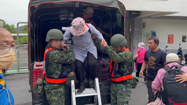 协助花莲县丰滨乡民眾实施预防性撤离。(国防部提供)