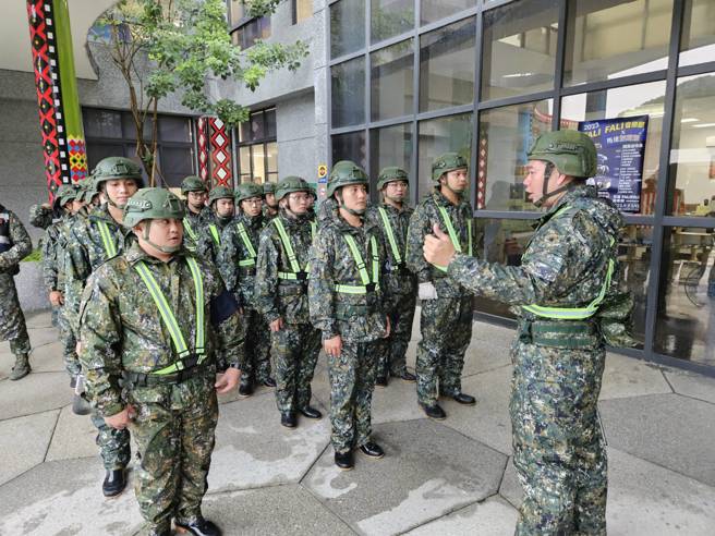 花莲县卓溪乡公所兵力预置整备。(国防部提供)