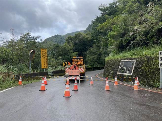 预防大雨造成危险，桃园台7线巴陵至百韬桥预警性封路。（一工处提供／吕筱蝉桃园传真）