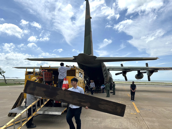 台電超前部署提前增援人力與機具，在國軍C-130運輸機的協助下，3輛工程車與13位維修人員已於今（3）日上午順利飛抵金門待命。（台電提供）