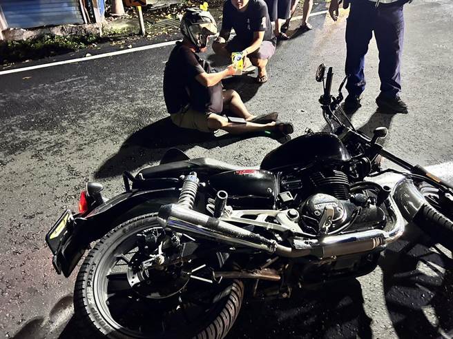 屏東竹田鄉2日晚間發生一起行車糾紛，小客車駕駛疑似徒手毆打22歲陳姓騎士後逃逸，陳男頭部受傷有頭昏現象，警方正鎖定對象調查中。（警方提供／謝佳潾屏東傳真）