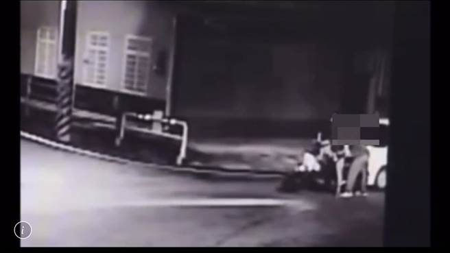 屏東竹田鄉2日晚間發生一起行車糾紛，小客車駕駛疑似徒手毆打22歲陳姓騎士後逃逸，陳男頭部受傷有頭昏現象，警方正鎖定對象調查中。（警方提供／謝佳潾屏東傳真）