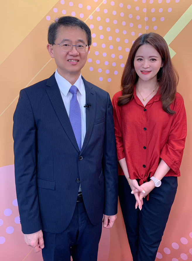 台湾运彩总经理林博泰（左）上时来运转节目，与主持人尉迟佩玉谈运彩眉角。（林胜发摄）