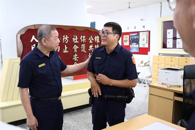 新北市警察局长廖训诚（左）亲自到分局慰问警员袁奕维。（警方提供）