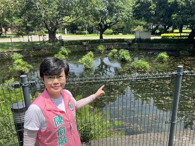 台中市议员陈俞融表示，台中公园内有不少歷史建筑或古蹟，却因管理不力，导致环境持续恶化。（陈俞融提供）