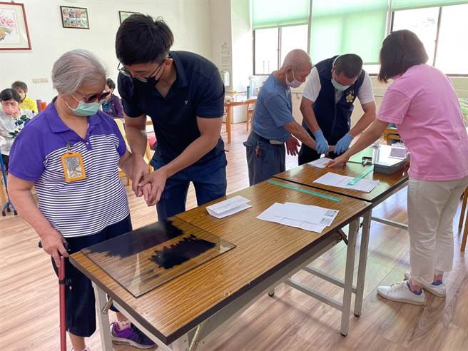 苗栗警分局为长辈们按印指纹。（卫福部苗栗医院提供／李京升苗栗传真）