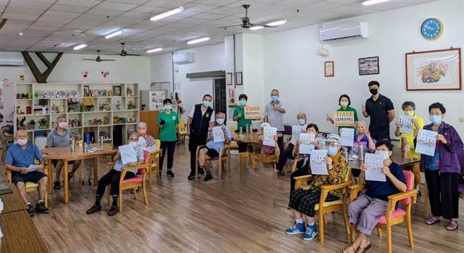 北苗市场日照中心长者完成指纹捺印建檔作业，开心合影留念。（卫福部苗栗医院提供／李京升苗栗传真）