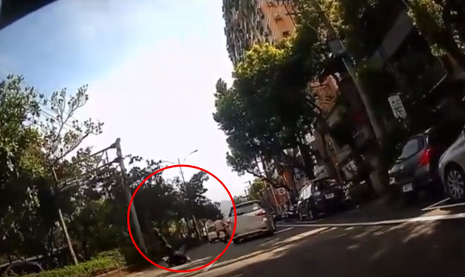 通缉犯躲拦查开车撞员警，街头上演动作片警跳引擎盖。（翻摄自影片）