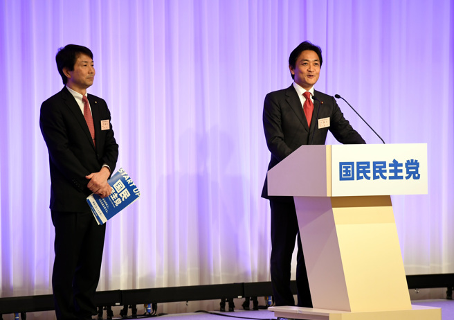 日本由自民黨與公明黨組成的執政聯盟傳出可能「加一」，主因為在野的國民民主黨由玉木雄一郎（右）連任黨主席後，自民黨內出現拉攏國民民主黨的構想。（資料照/新華社）