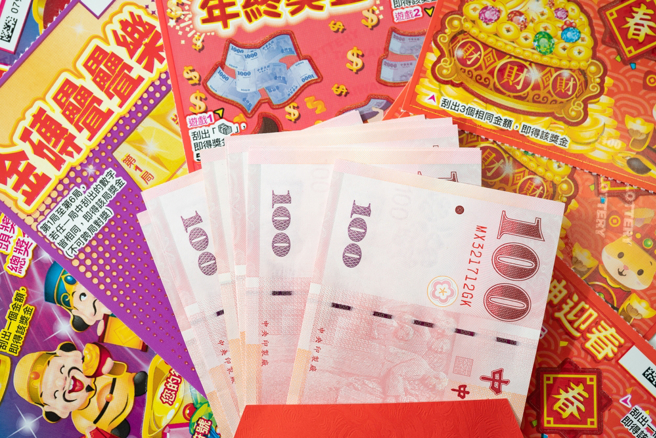 威力彩明天（4日）头奖奖金上看4.5亿元，小孟老师点名子座、巨蟹座、牡羊座以及生肖兔、龙、马容易中奖，并且分享2个最佳下注时辰，就有机会获得财神爷眷顾。（示意图／Shutterstock）