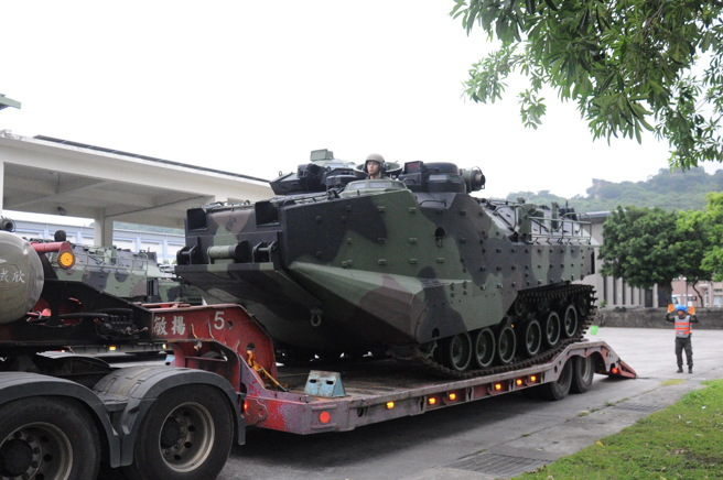 海军陆战队两栖突击车（AAV7）完成整备及进驻，依令投入救灾任务。(国防部提供)