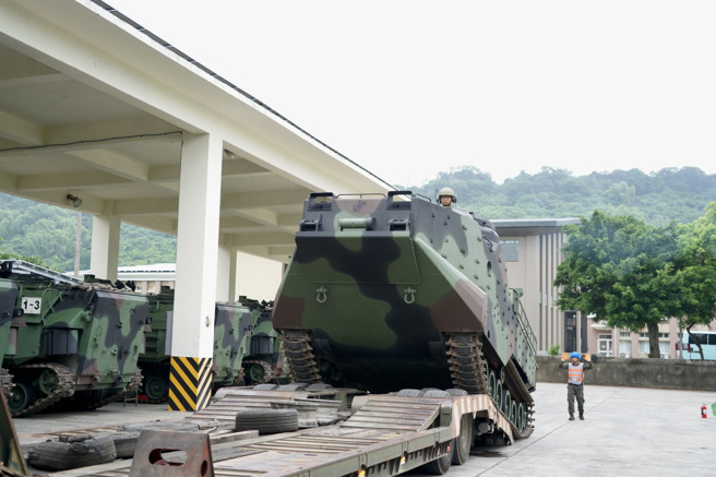 海军陆战队两栖突击车（AAV7）完成整备及进驻，依令投入救灾任务。(国防部提供)