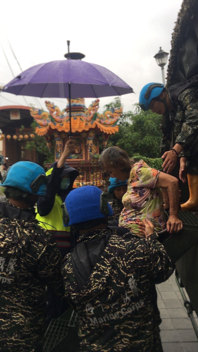 海军陆战队防空警卫群防空营于枋寮乡新龙村协助居民实施预防性撤离。(国防部提供)