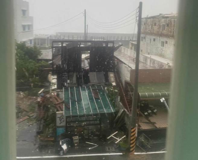 颱風海葵為東部帶來狂風暴雨，其中測得瞬間最大陣風達到14級，綠島1間民宿2樓木造加蓋屋頂，不敵強風整個消失，所幸沒有人員傷亡。（民眾提供／蔡旻妤台東傳真）