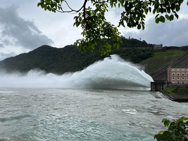 因應海葵颱風來襲，石門水庫今天執行調節性放水。（北水局提供／呂筱蟬桃園傳真）