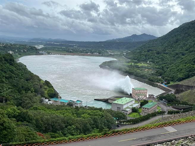 因應海葵颱風來襲，石門水庫今天執行調節性放水。（北水局提供／呂筱蟬桃園傳真）