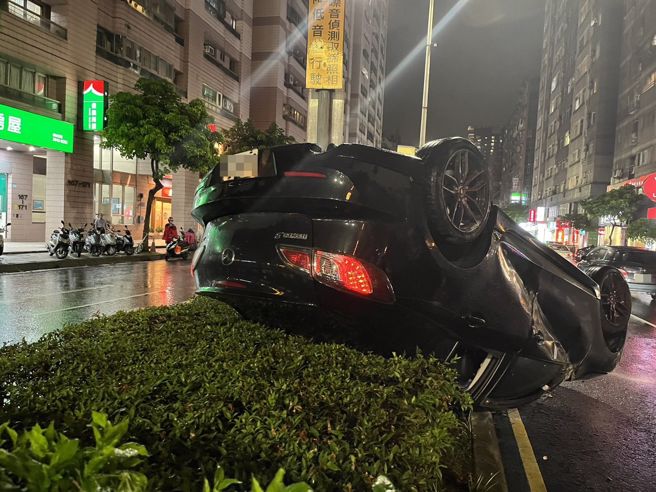 昨（2）日晚间20时36分许，汐止区新台五路一段176号前发生车辆翻覆事故。（图／警方提供）