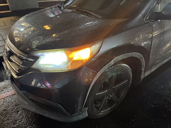 昨（2）日晚间20时36分许，汐止区新台五路一段176号前发生车辆翻覆事故。（图／警方提供）