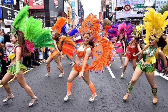 每年 7 月兰阳森巴艺术团均以宜兰在地特邀团体身分参与罗东艺穗节之相关踩街及舞台演出活动。（兰阳森巴艺术舞蹈团提供／吴佩蓉宜兰传真）