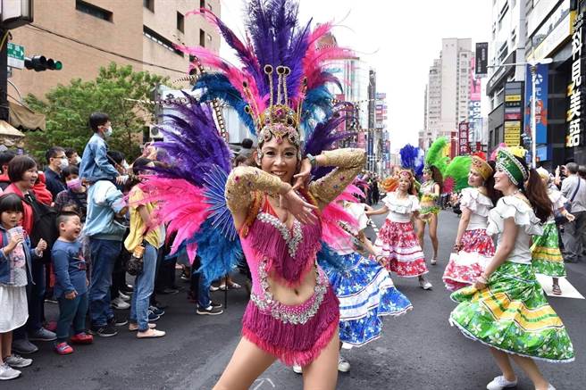 每年 7 月兰阳森巴艺术团均以宜兰在地特邀团体身分参与罗东艺穗节之相关踩街及舞台演出活动。（兰阳森巴艺术舞蹈团提供／吴佩蓉宜兰传真）